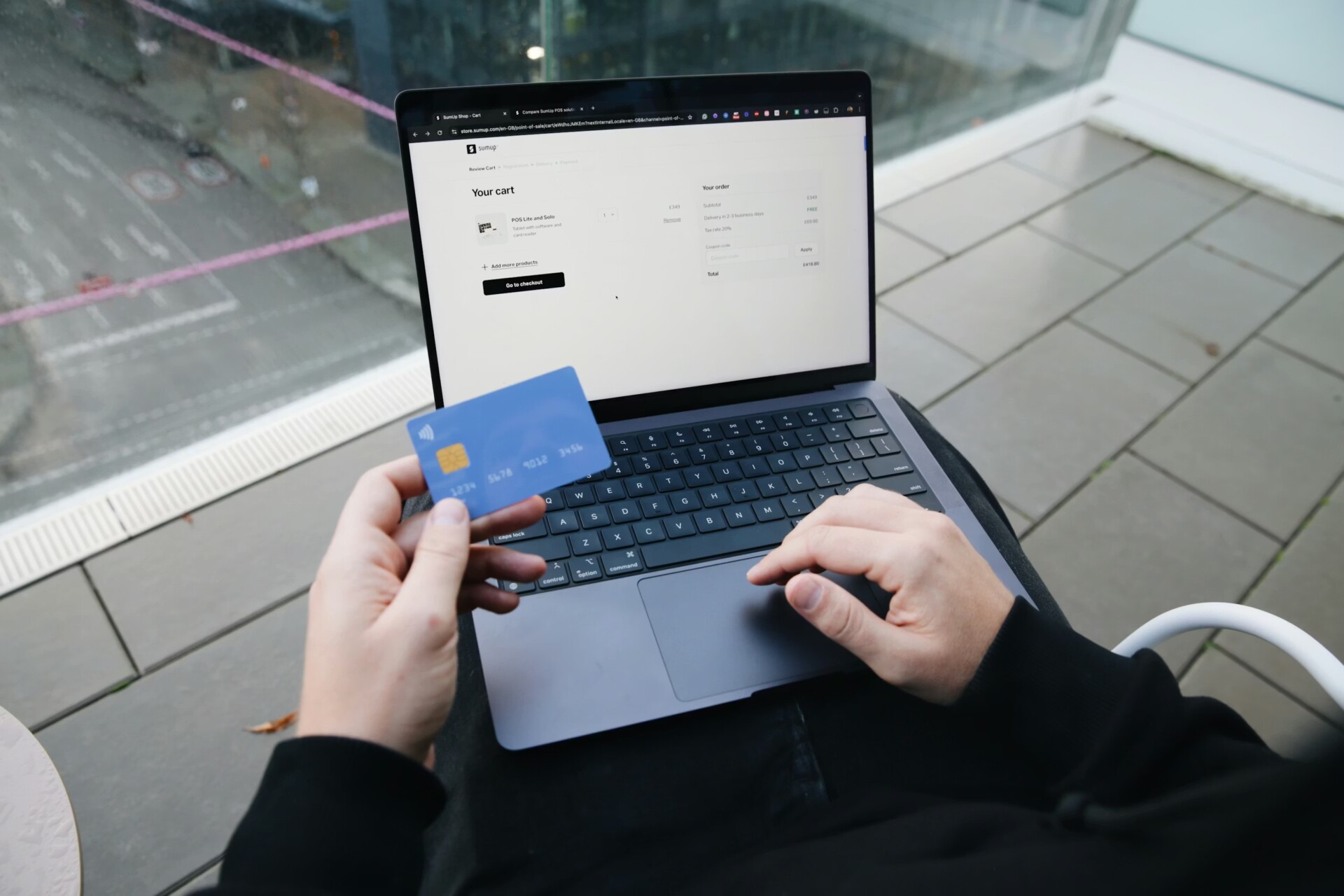Person arbeitet an einem Laptop
